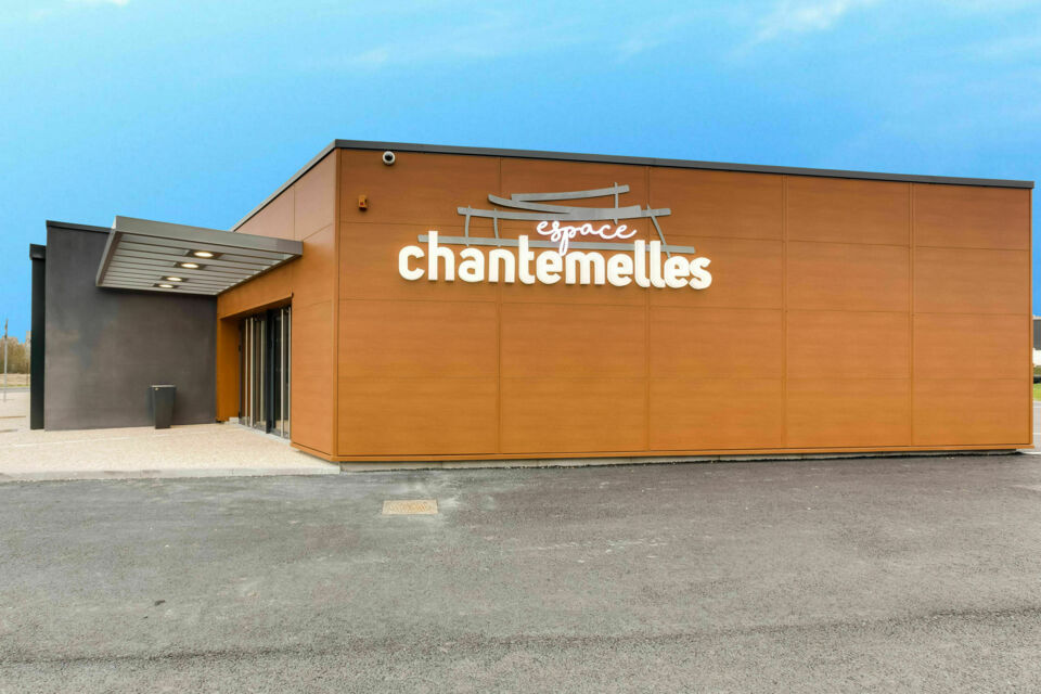 ABC Salles – DR - Une salle moderne et modulable à 10 minutes d’Orléans, l’Espace Chantemelles se démarque par sa grande terrasse, ses équipements son et lumière inclus, sa cuisine traiteur et son extérieur aménagé, pour une réception fluide et festive.