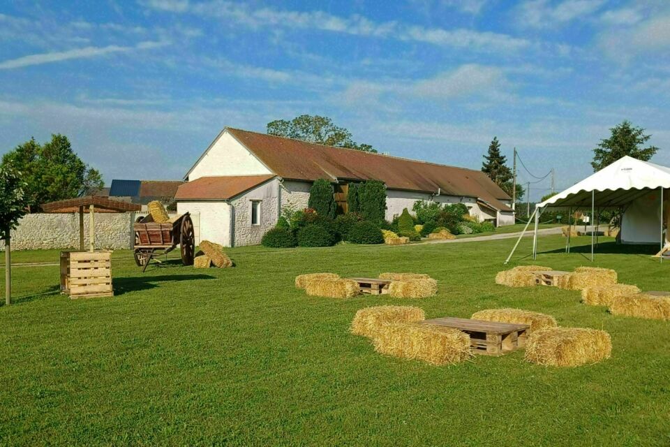 ABC Salles – DR - Un corps de ferme restauré à 20 minutes d’Orléans, La Ferme de Haute Levée charme par ses poutres et pierres apparentes, sa salle spacieuse, sa prairie avec barnum et son ambiance champêtre, idéale pour une réception conviviale et authentique.