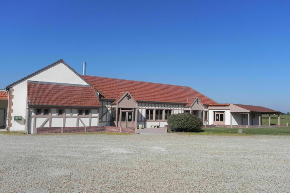 ABC  Salles – DR - Un havre de nature au cœur de la forêt d’Orléans, La Ferme de Lorris offre une grande salle lumineuse, un cadre champêtre soigné et des mobil-homes tout confort pour héberger vos convives, pour une réception immersive en pleine nature.