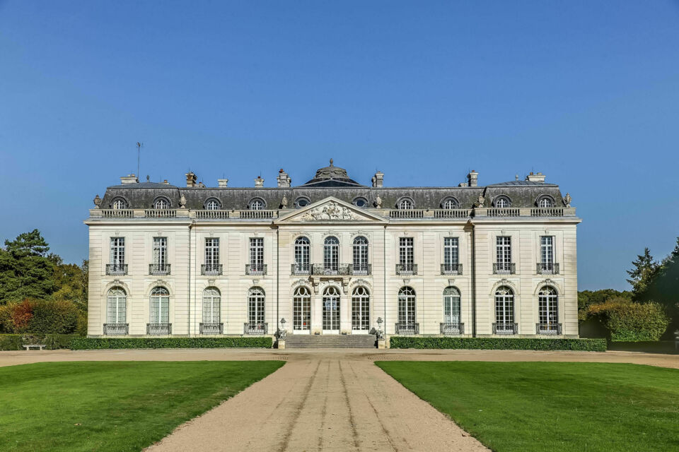 ABC Salles – DR - Un domaine historique et majestueux à 1h30 de Paris, le Château de Pont-Chevron séduit par ses communs rénovés, son parc de 9 hectares, son étang de 27 ha et ses chambres sur place, pour une réception grandiose et élégante au cœur d’un décor d’exception.