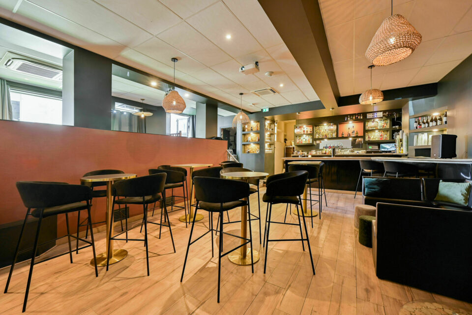 ABC Salles – DR - Un écrin urbain et intimiste au cœur d’Orléans, le Cot’s Bar séduit par son ambiance cosy, sa décoration élégante et ses espaces modulables, parfaits pour une soirée chaleureuse et sans prise de tête.