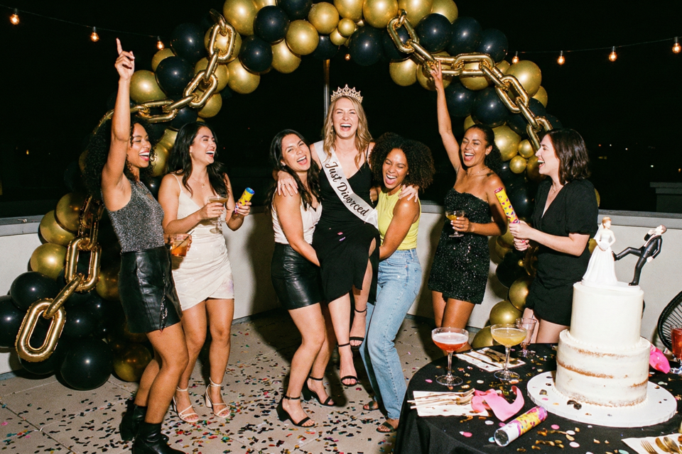 Gemini - Photo d’illustration - Célébrez la fin d'un chapitre et le début d'une nouvelle liberté avec une Divorce Party mémorable, le rituel ultime pour transformer une séparation en un nouveau départ lumineux.