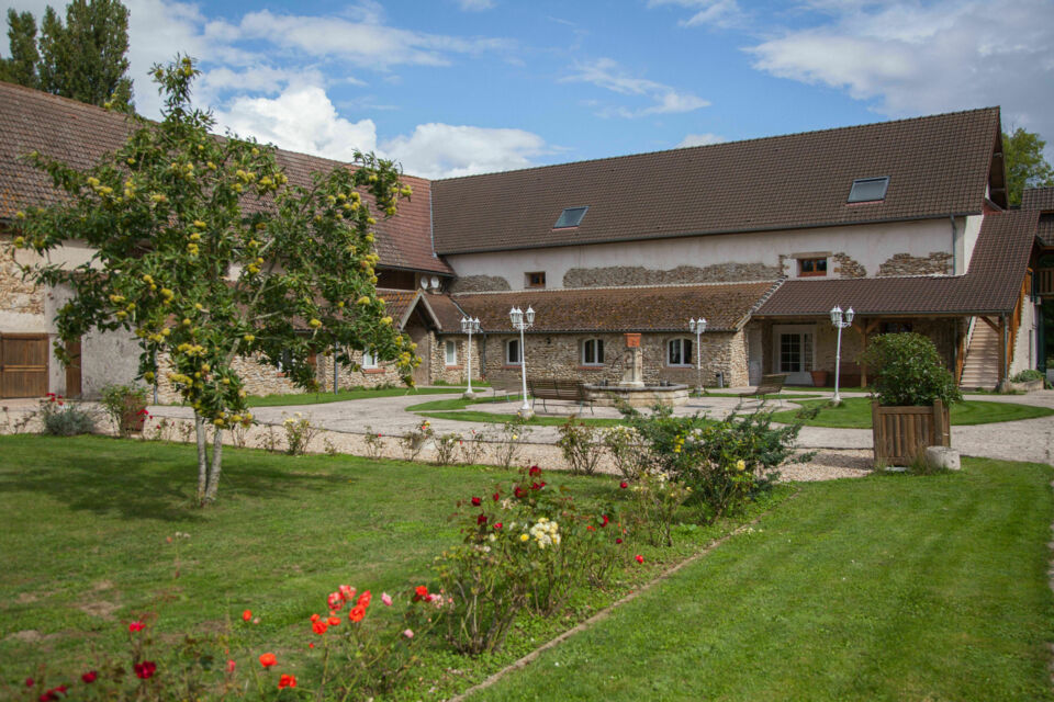 ABC Salles DR - La Ferme de la Petite Loge, corps de ferme bicentenaire à quelques minutes de Paris et Disneyland, allie charme rustique et vastes espaces verdoyants pour un rassemblement élégant et inoubliable en pleine nature.