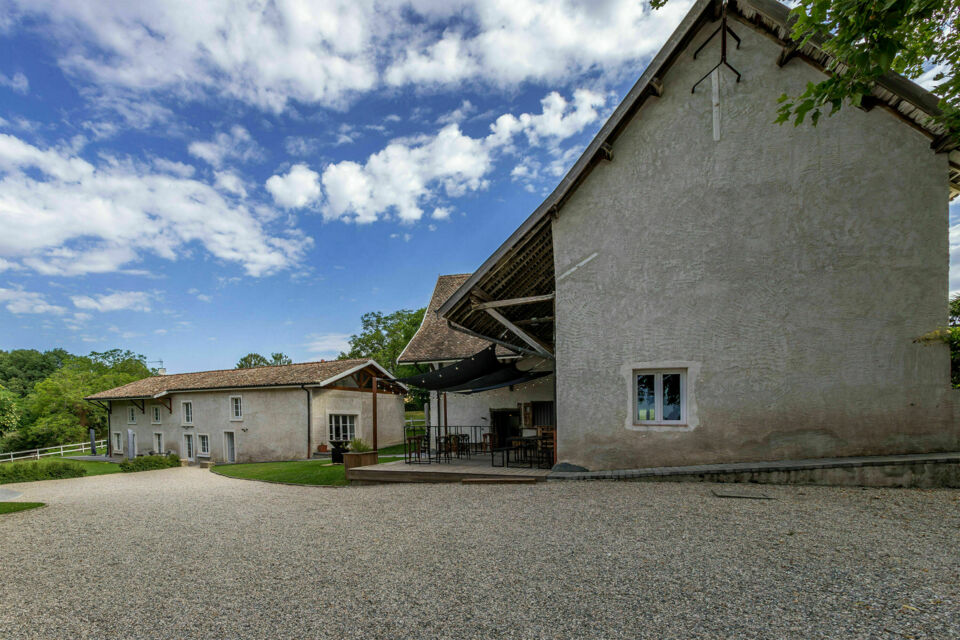 ABC Salles – DR - La Ferme des Bâties, corps de ferme dauphinois entouré d’un parc verdoyant à Bourgoin-Jallieu, offre un cadre raffiné et modulable pour des mariages, anniversaires ou événements professionnels inoubliables.