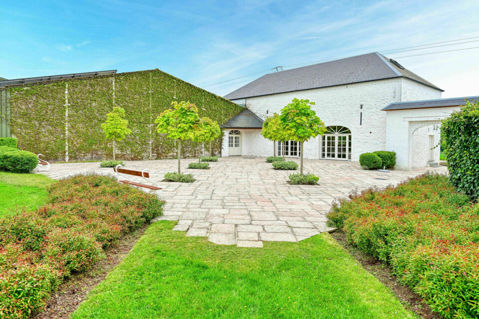 ABC Salles - Ferme du Dixième, bâtisse historique au cœur d’un domaine préservé, offre un cadre authentique et modulable pour des mariages, séminaires ou célébrations familiales mémorables.