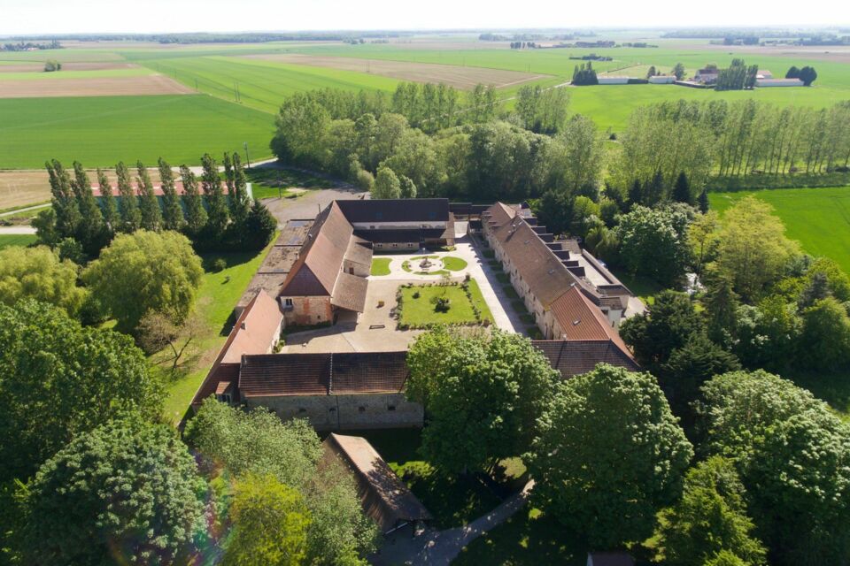 ABC Salles - DR - ABC Salles – DR - Parmi les établissements d’exception, La Ferme de la Petite Loge séduit par ses granges lumineuses et ses vastes extérieurs, parfaits pour des mariages et réceptions en pleine nature.