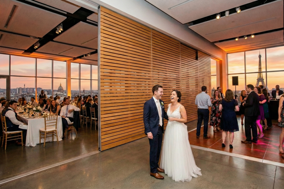 Gemini - Photo d'illustration - Alliant élégance et fonctionnalité, cette salle modulable offre aux mariés un&nbsp;panorama parisien d'exception&nbsp;tout en séparant avec fluidité le faste du dîner de l'énergie de la piste de danse.&nbsp; &nbsp;&nbsp;