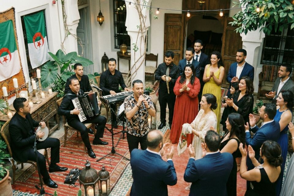 Gemini - Photo d'illustration -  Le raï, héritage vivant de l’Algérie, insuffle liberté et énergie dans chaque célébration, transformant mariages, fêtes familiales et soirées en véritables voyages musicaux et festifs.