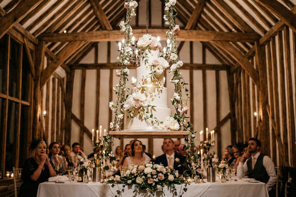 &nbsp;Photo d'illustration -&nbsp;&nbsp;Élégance aérienne et audace gourmande : le gâteau de mariage suspendu transforme la réception en spectacle, alliant raffinement, modernité et magie pour un souvenir inoubliable.
