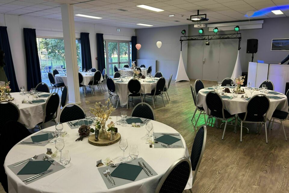 ABC Salles - DR - À Ploemel, l’Hôtel du Golf de Saint-Laurent offre un cadre verdoyant et raffiné pour vos réceptions, entre fairways paisibles et élégance bretonne, idéal pour célébrer mariages et événements d’exception.&nbsp;