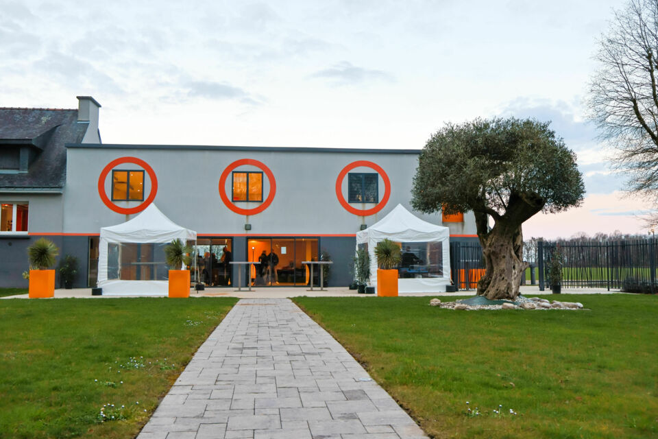 ABC Salles - DR - Entre forêt et jardins à deux pas de Vannes, le Domaine de l'Aéropiste sublime vos fêtes de famille dans un cadre verdoyant et sécurisé, où la magie de la Bretagne Sud opère à chaque instant.