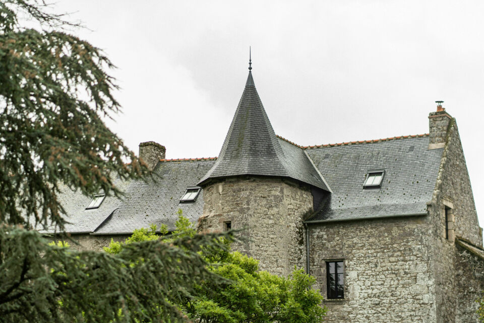 ABC Salles - DR - Dans un cadre préservé au bord d’un étang, le Manoir de Randrecard incarne l’élégance bretonne et l’esprit maison de famille, idéal pour des moments de partage et de célébration.&nbsp;