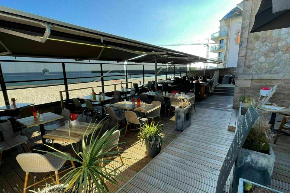 ABC Salles - DR - À Quiberon, le restaurant Les Baigneuses offre une salle de réception face à l’océan, cadre lumineux et iodé idéal pour mariages, anniversaires et fêtes conviviales les pieds presque dans l’eau.&nbsp;