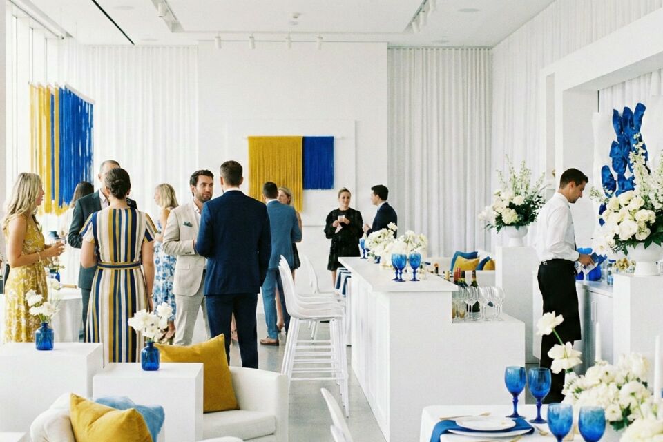 Gemini - Photo d’illustration - Blanc lumineux et touches de couleurs audacieuses : l’alliance parfaite pour sublimer un événement contemporain et créer une scénographie chic, moderne et intensément mémorable.