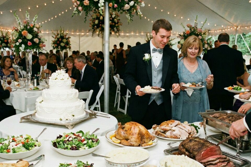 Photo d'illustration - Symbole de convivialité et de fête, le repas de mariage américain mêle traditions culinaires, wedding cake majestueux et toasts au champagne pour célébrer l’amour dans la plus pure élégance.