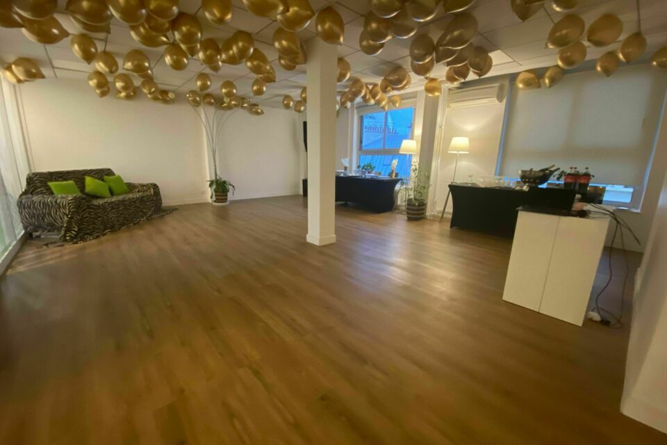 ABC Salles – DR - À proximité des Champs-Élysées, L'Appart Terrasse des Champs déploie 120 m² lumineux et modulables, offrant un cadre atypique et convivial pour célébrer anniversaires et événements privés mémorables.