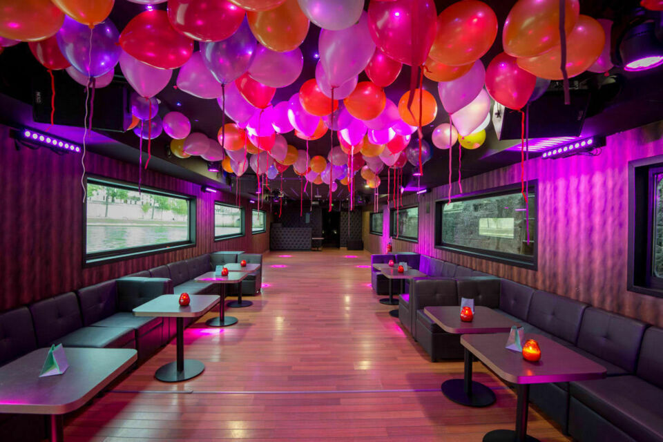 ABC Salles – DR - Amarrée face à Notre-Dame de Paris, La Péniche offre 260 m² modulables sur deux niveaux, avec terrasse et équipements complets, pour des anniversaires et événements privés flottants inoubliables au cœur de Paris.