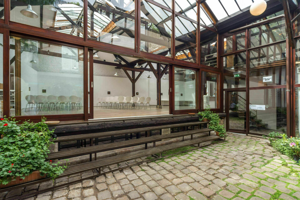 ABC Salles – DR - Le long du canal Saint-Martin à Paris, Ideal Artist House allie art contemporain et élégance moderne sur 700 m², offrant un cadre unique et inspirant pour célébrer anniversaires et événements privés mémorables.