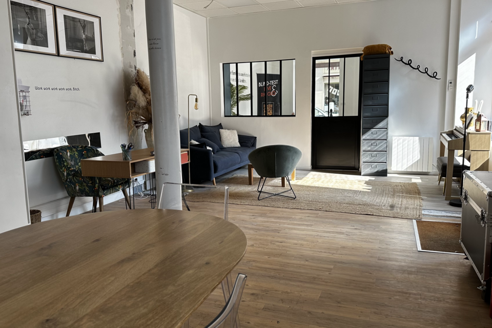 ABC Salles – DR - Dans le 18ᵉ arrondissement de Paris, Le Coin des Artistes By Ozecla propose un espace intimiste et artistique de 110 m², parfait pour des anniversaires et événements privés alliant convivialité et créativité.