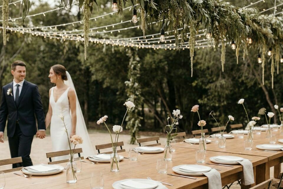Gemini - Photo d'illustration -&nbsp;Un mariage raffiné se dessine dans la simplicité : chaque détail respire l’harmonie, laissant l’amour briller sans surcharge décorative.