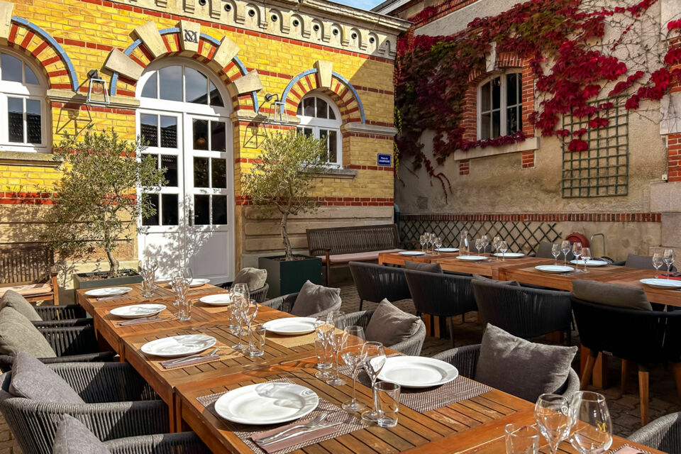 ABC Salles - DR - Le Clos Corbier révèle un domaine viticole élégant où vignobles et bâtisses historiques créent un cadre authentique et raffiné, idéal pour des visites, dégustations et événements mémorables.