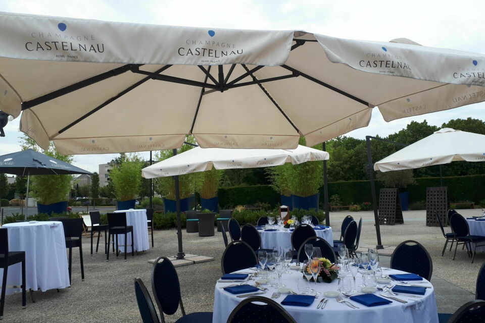 ABC Salles - DR - À Reims, le Caveau du Champagne Castelnau dévoile un espace élégant et authentique, où pierres, lumière tamisée et esprit champenois s’unissent pour offrir un cadre raffiné dédié à la découverte et au partage.