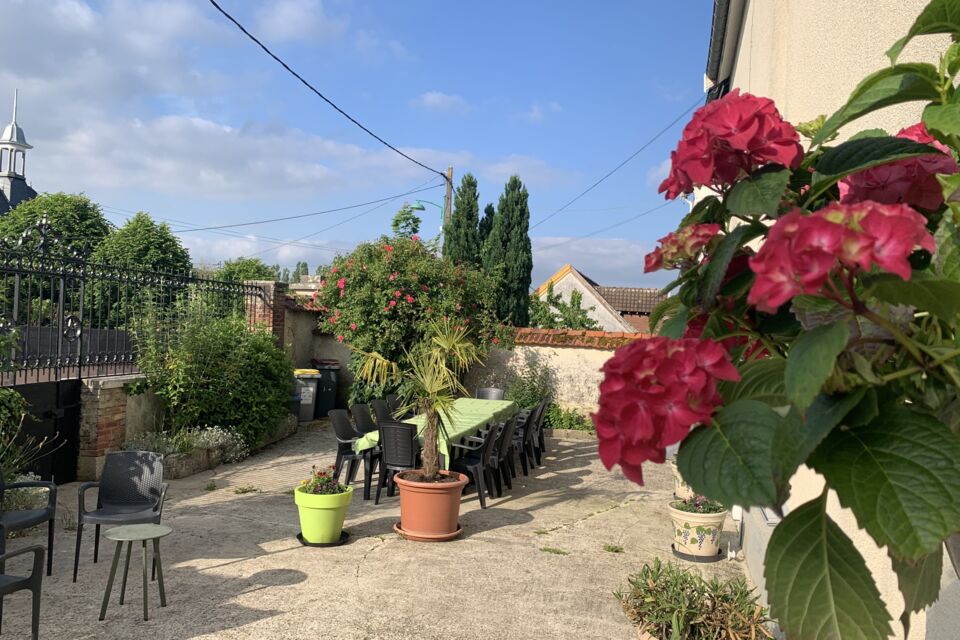 ABC Salles - DR - À Ville-en-Selve, le Gîte Maison Bonheur offre un cadre cosy et convivial, parfait pour des séjours, retrouvailles ou événements privés, alliant confort moderne et charme authentique de la Champagne.