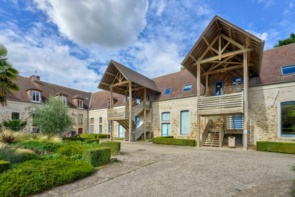  ABC Salles – DR - L’Hôtel Abbaye du Golf, face à un parcours de 100 hectares, combine histoire du XIIe siècle et panorama verdoyant pour une réception grandiose et raffinée.  