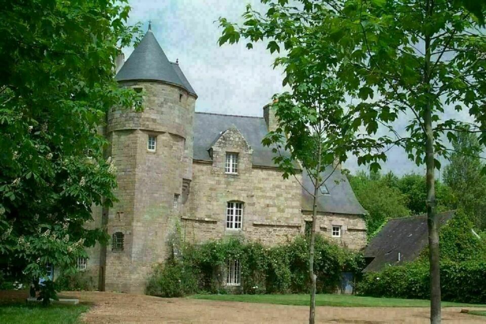 
ABC Salles – DR - L’Abbaye de Sainte-Croix, nichée au cœur d’un parc de 2 hectares, offre un mariage empreint de charme médiéval et de tranquillité, entre pierres anciennes et atmosphère authentique.  