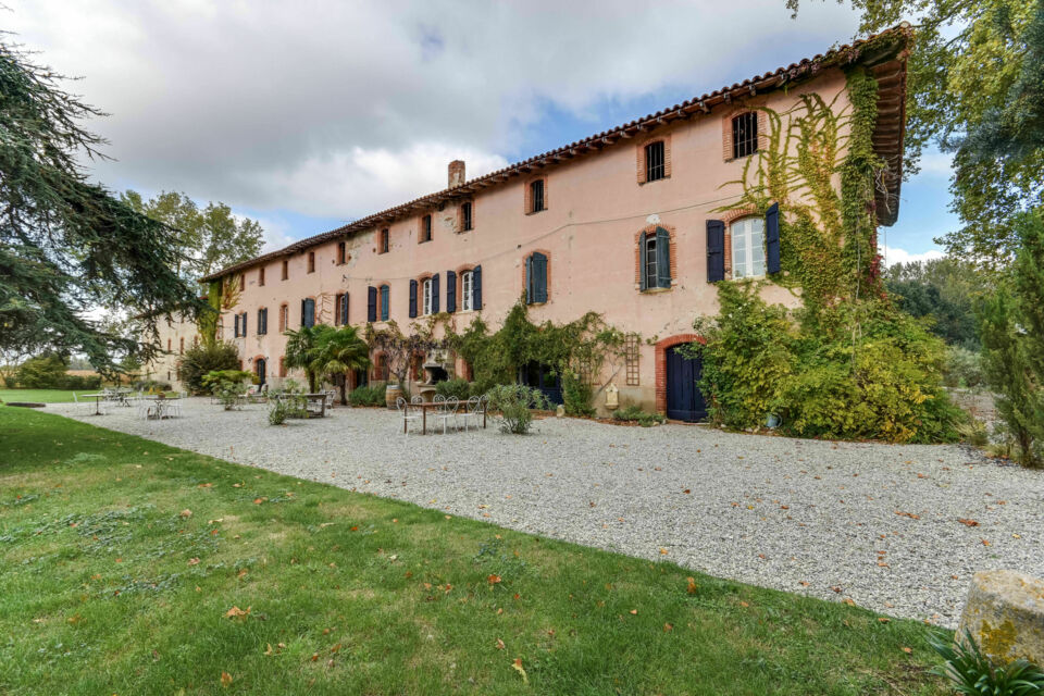  ABC Salles – DR - Le Domaine du Beyssac, caché dans un parc de 3 hectares aux arbres bicentenaires, marie authenticité historique et sérénité pour des rassemblements inoubliables.  