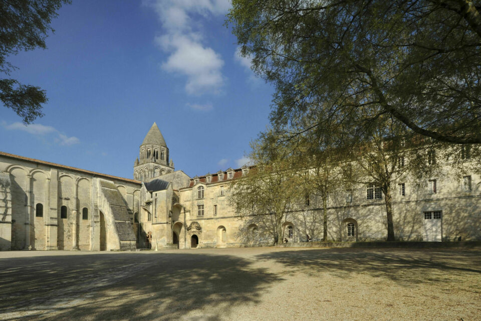  ABC Salles -DR - L’Abbaye aux Dames, joyau gothique au centre de Saintes, offre voûtes majestueuses et lumière naturelle pour une célébration mêlant élégance et patrimoine vivant.  