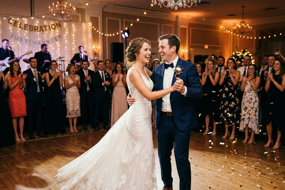 Gemini, photo d'illustration :Des mariés capturés dans un moment de complicité et de grâce, entourés d'une ambiance lumineuse et festive.