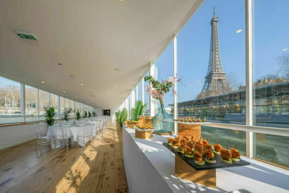  ABC Salles – DR - La Siesta – Avec sa terrasse panoramique et ses espaces modulables, ce bateau offre une croisière chic sur la Seine, sublimant chaque moment au cœur de la capitale de la Tour Eiffel.  