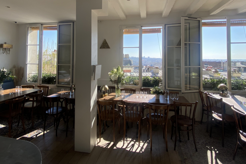  ABC Salles – DR – Loulou Montmartre – Vue imprenable sur les toits de la capitale, ambiance chaleureuse et cuisine bio inventive pour des soirées raffinées et conviviales au cœur de Montmartre.  