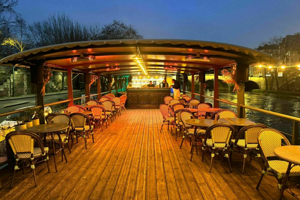  ABC Salles – DR - La Péniche Sena – Terrasse ouverte sur l’Île Saint-Louis et intérieur modulable, un écrin écoresponsable où l’élégance méditerranéenne rencontre le charme parisien.  