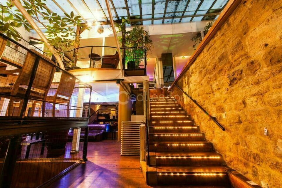 ABC Salles – DR - Loft de Tito- Parmi les établissements parisiens, ce loft atypique séduit par sa verrière lumineuse et sa mezzanine cosy, parfait pour des soirées entre amis inoubliables.