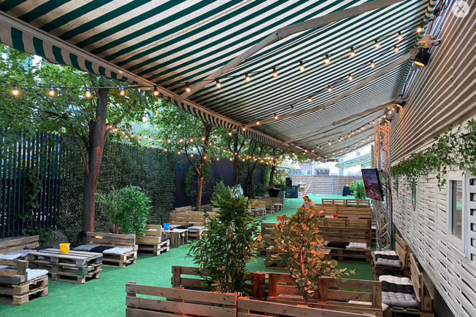 ABC Salles – DR - Espace extérieur écoresponsable avec gazon et bar palettes, La Plank est idéale pour partager cocktails et soirées dansantes dans un cadre décontracté et unique.