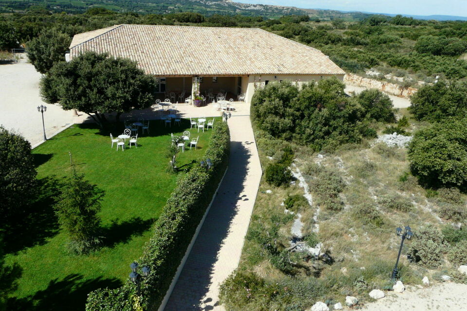 ABC Salles – DR - Aux portes de la garrigue, La Petite Garrigue offre un cadre simple et authentique où salle en pierre et espaces extérieurs se mêlent pour des célébrations conviviales et sans contrainte.