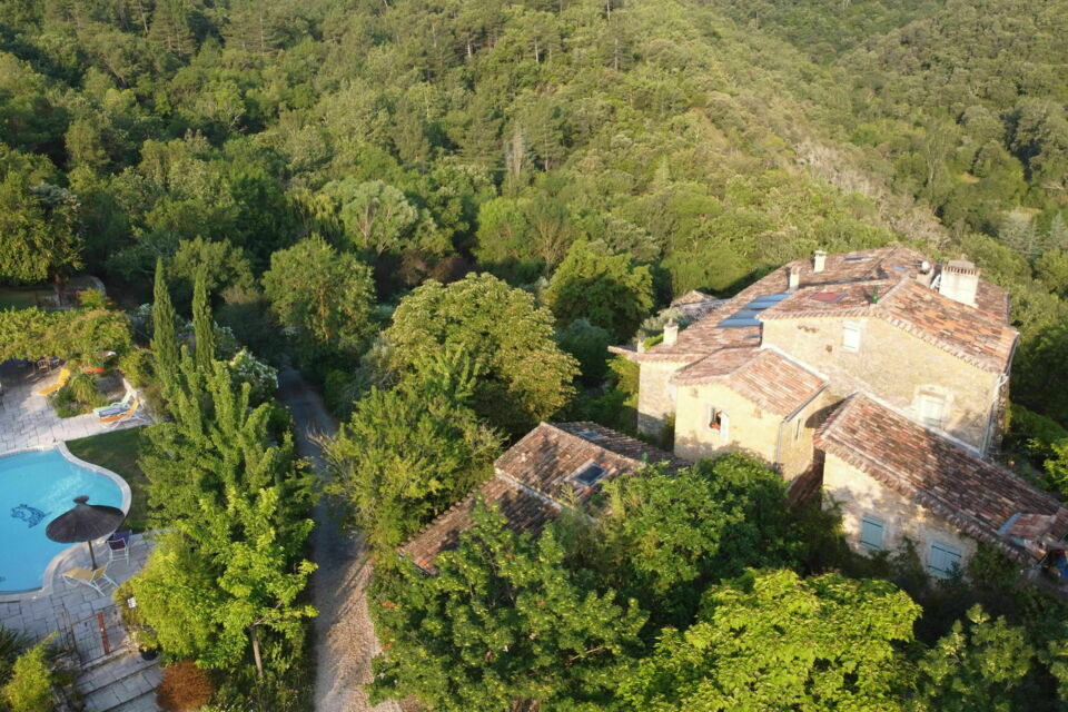 ABC Salles – DR - Perché sur les hauteurs d’Anduze, le Mas Suéjol propose des gîtes de charme au cœur de 7 hectares de garrigue, pour des séjours et événements entre nature préservée, authenticité et vue sur les Cévennes.