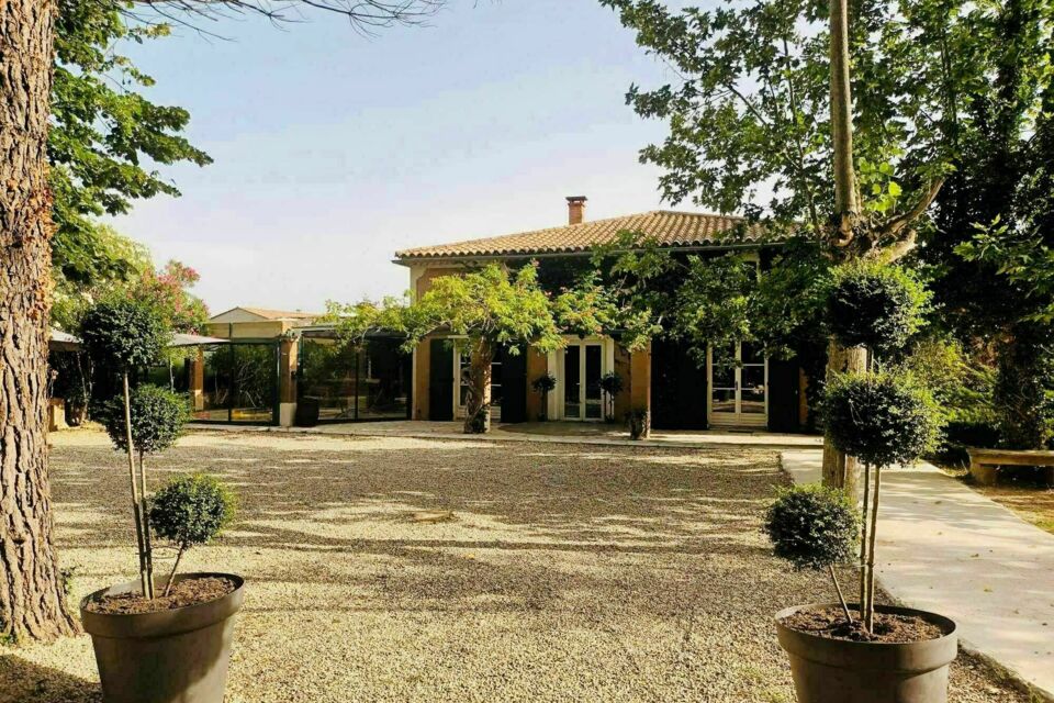 ABC Salles – DR - Aux portes d’Avignon, le Mas des Vignes s’étend sur plus de 5 000 m² de nature arborée, offrant un cadre simple et chaleureux pour des événements en toute liberté, entre intérieur convivial et grand air.