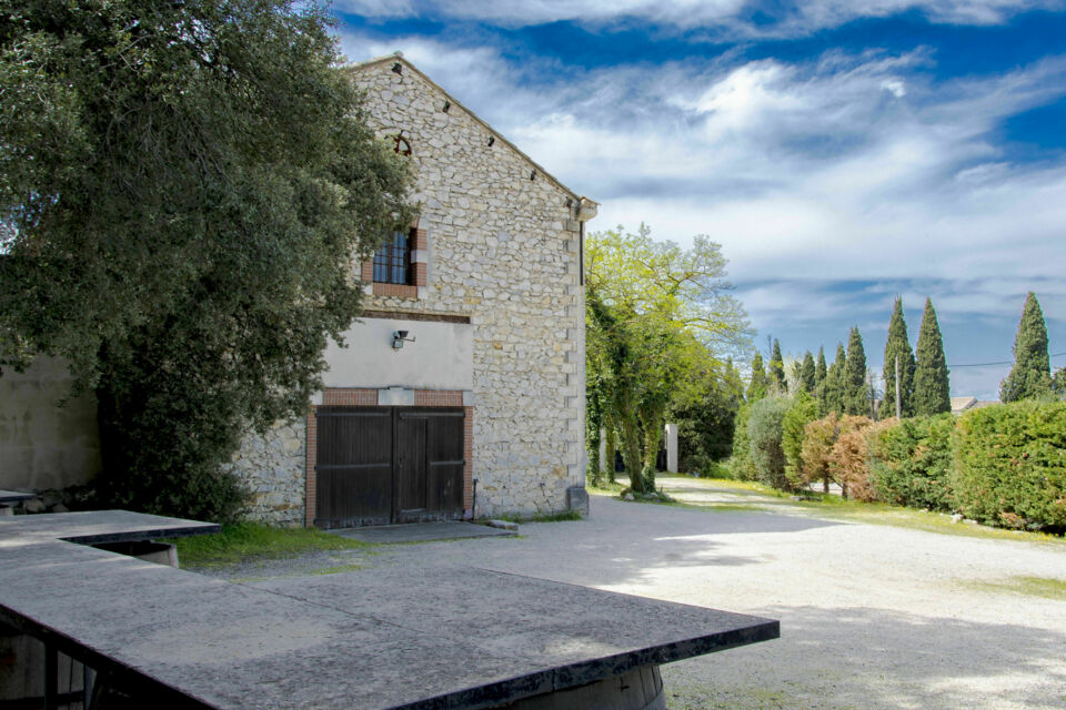 ABC Salles – DR - Aux portes de Nîmes et Avignon, Les Hauts des Issarts mêlent charme d’une bâtisse en pierre du XVIIIe siècle et espaces ouverts sur la garrigue pour des événements chaleureux entre authenticité et convivialité.