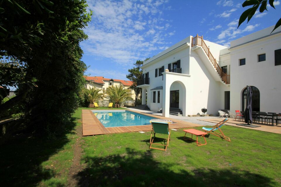 ABC Salles - DR - Bijou néo-basque à Biarritz, la Villa Trinidad allie charme historique et confort chic dans un jardin secret, offrant une parenthèse d’exception à deux pas de l’océan et de l’art de vivre local.