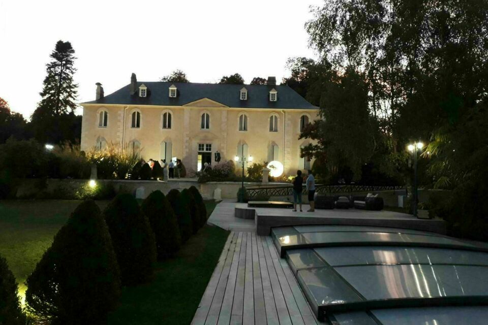  ABC Salles - Au cœur de Nay, le Château de Langladure dévoile son charme du XIXe siècle et son parc verdoyant, offrant un cadre enchanteur pour une escale d'exception entre sérénité et élégance béarnaise.  