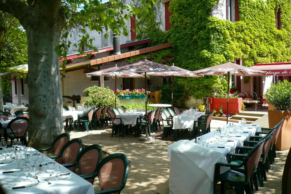 ABC Salles – DR - À proximité de Lyon, l’Auberge de Saint Didier s’ouvre sur un parc arboré paisible, offrant un cadre convivial et soigné pour des événements privés ou professionnels en pleine nature.