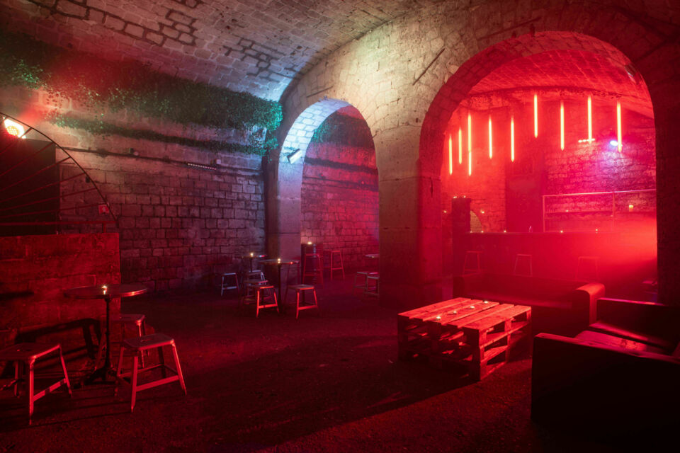 ABC Salles – DR - Les Caves Lechapelais marquent les esprits avec leur décor souterrain en pierres voûtées et leur ambiance immersive unique, parfaite pour des soirées festives et événements atypiques à Paris.