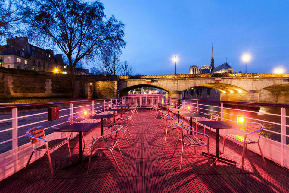 ABC Salles – DR - La Péniche Henjo se distingue par sa vue exceptionnelle sur Notre-Dame et la Seine, offrant un cadre flottant unique à Paris pour des événements aussi bien festifs que professionnels.