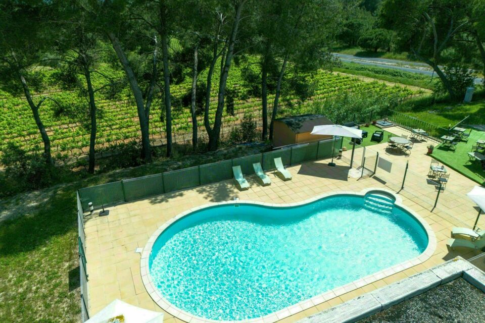   ABC Salles - DR -   L’Hôtel Les Rocailles, à Montagnac dans l’Hérault, offre un cadre chaleureux et convivial, idéal pour un séjour reposant ou pour célébrer des moments uniques dans une atmosphère authentique et méditerranéenne.