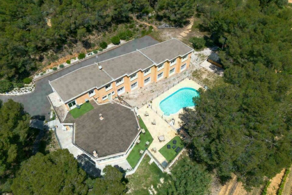 ABC Salles - DR -  L’Hôtel Les Rocailles, niché entre vignes et garrigue à Montagnac, offre un cadre paisible et naturel idéal pour un mariage bucolique intimiste, entre jardin arboré, piscine et ambiance méditerranéenne.