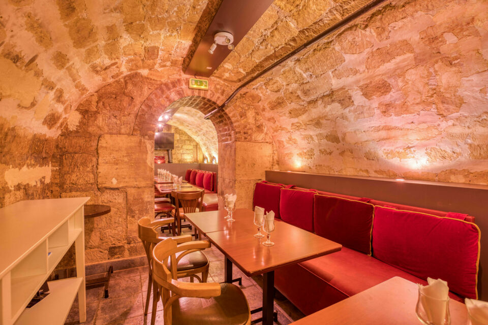 ABC Salles - DR - La Taverne de l’Olympia, un lieu voûté et confidentiel du 9e arrondissement où l’esprit bistrot rencontre l’ambiance festive, idéal pour privatiser cocktails, anniversaires et soirées animées. 
