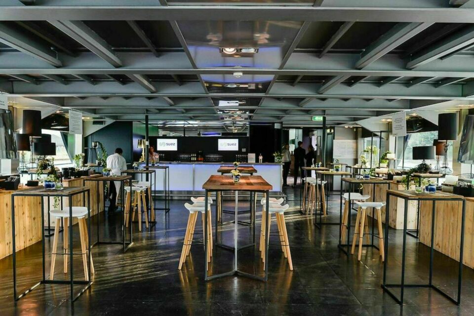 ABC Salles - DR - Le Quai Parisien, une péniche élégante amarrée face à la Tour Eiffel, où panorama exceptionnel et espace modulable transforment afterworks, cocktails et soirées privées en expériences inoubliables.